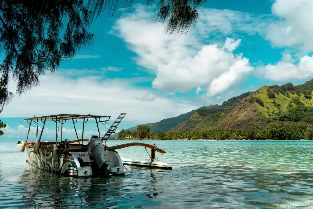 Turquoise lagoon in Mo’orea, French Polynesia